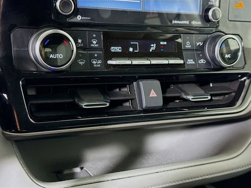 Used 2022 Toyota Highlander LE AWD/4WD image 7