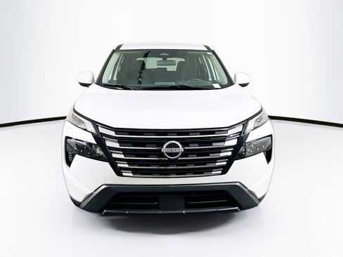 Used 2025 Nissan Rogue SV image 2