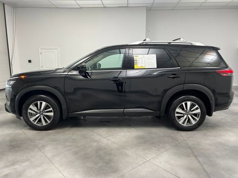 Used 2025 Nissan Pathfinder SL image 4