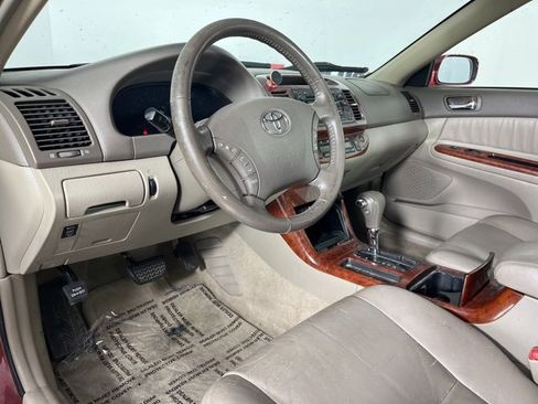 Used 2005 Toyota Camry XLE image 2
