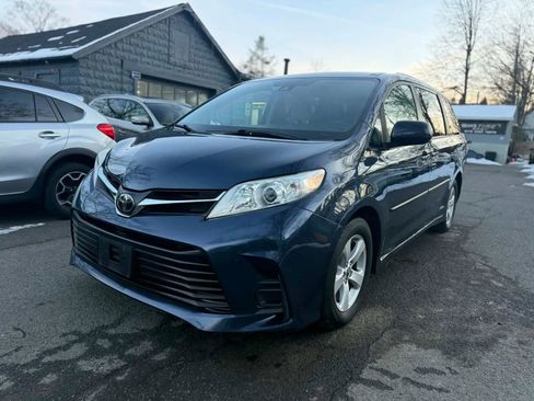 Used 2020 Toyota Sienna LE image 1