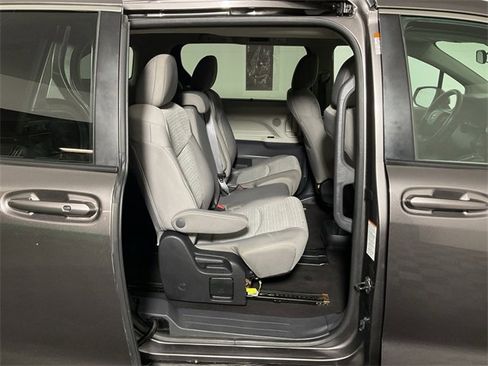 Used 2022 Toyota Sienna LE image 32