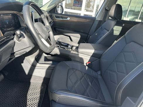 Used 2024 Volkswagen Atlas SE image 11