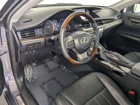 Used 2016 Lexus ES 350 w/ Luxury Package w/Wood Trim image 8
