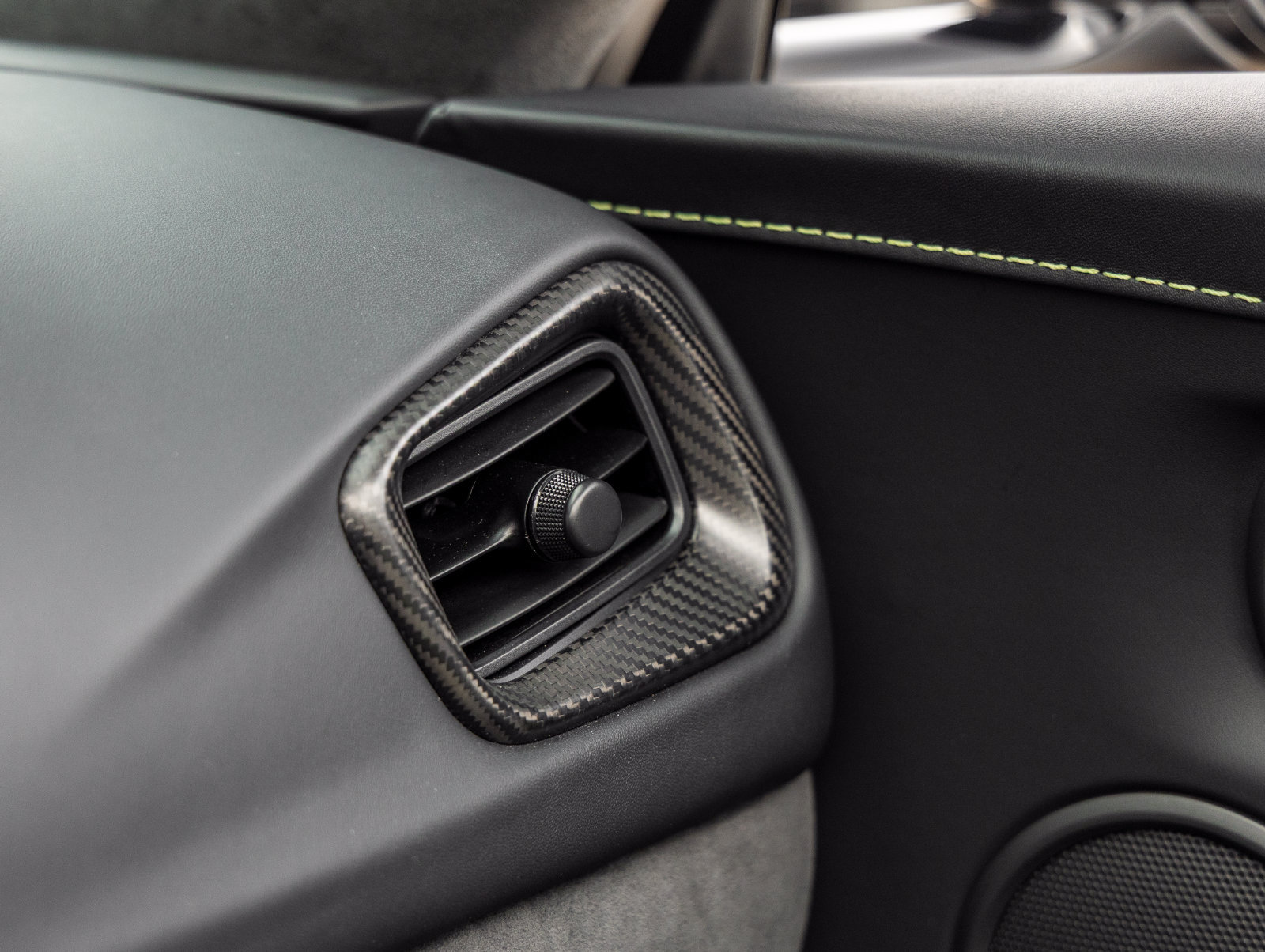 Used 2023 Aston Martin V8 Vantage Roadster RWD image 38