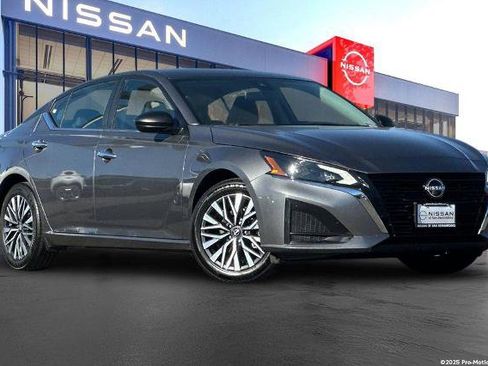 Certified 2024 Nissan Altima 2.5 SV image 1