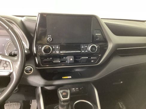 Used 2025 Toyota Highlander XLE AWD/4WD image 17