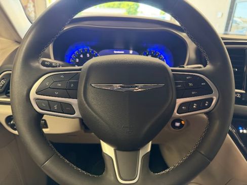 Used 2023 Chrysler Pacifica Touring-L FWD image 20