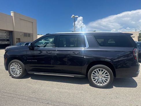 Used 2025 Chevrolet Suburban Premier AWD/4WD image 8
