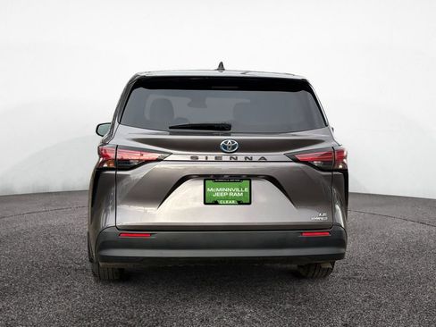 Used 2021 Toyota Sienna LE image 4