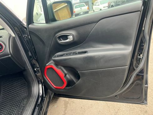 Used 2017 Jeep Renegade Trailhawk AWD/4WD image 28