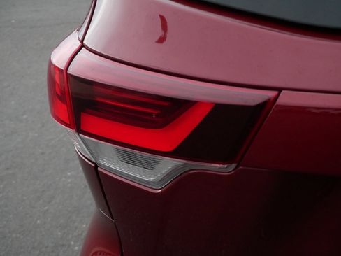 Used 2019 Toyota Highlander SE image 17