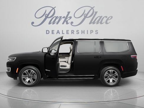 Used 2023 Jeep Wagoneer Series II AWD/4WD image 3