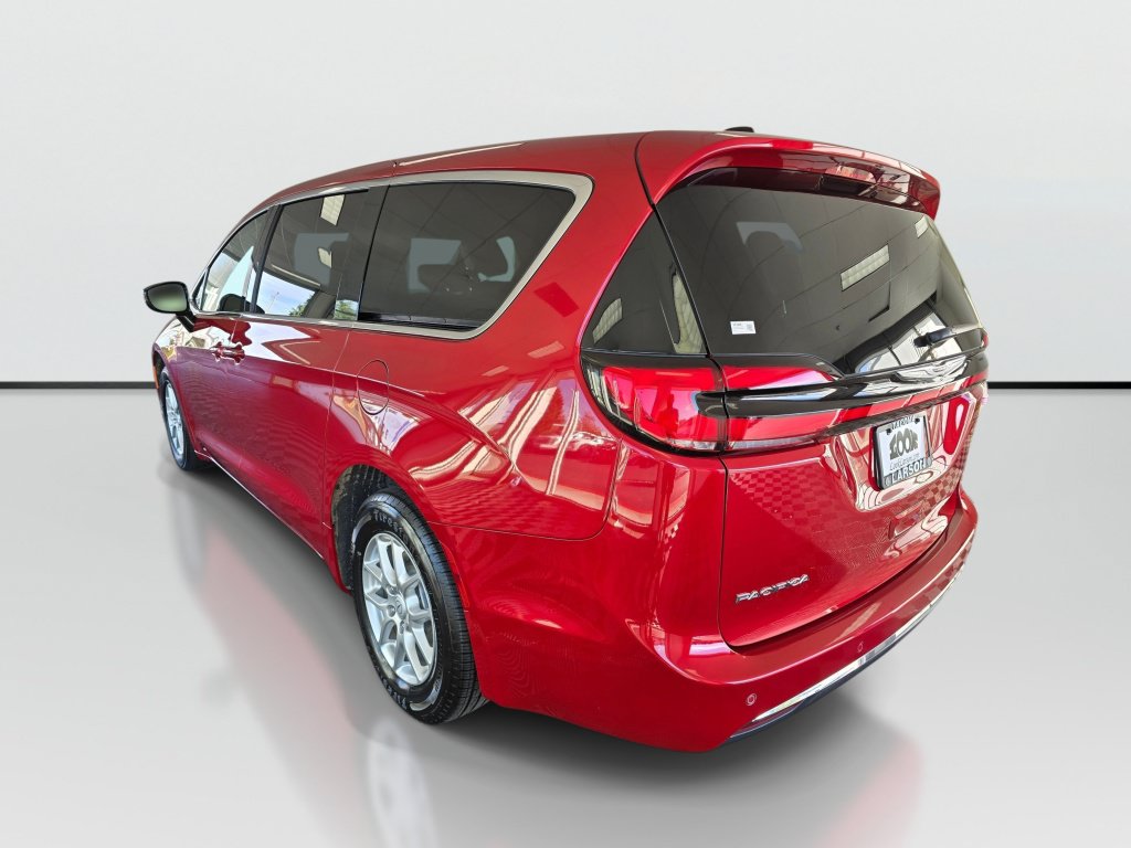 Used 2025 Chrysler Pacifica Select FWD image 3