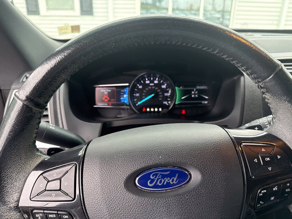 Used 2017 Ford Explorer XLT w/ Equipment Group 202A FWD image 2