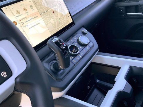 New 2025 Land Rover Defender 130 X-Dynamic SE AWD/4WD image 10