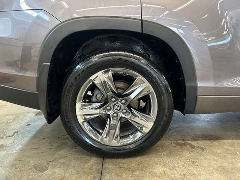 Used 2019 Toyota Highlander Limited Platinum w/ Carpet Mat Package (TMS) AWD/4WD image 43