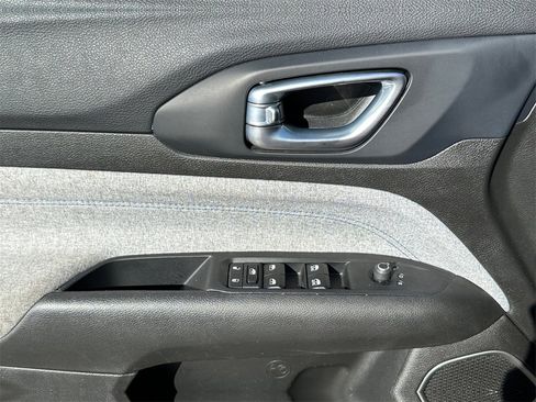 Used 2024 Jeep Compass Latitude image 23