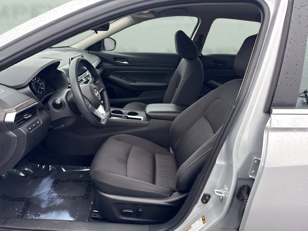 Used 2025 Nissan Altima 2.5 SV FWD image 10