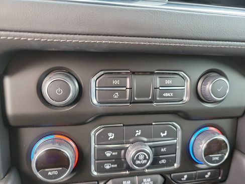 Used 2022 Chevrolet Tahoe Z71 w/ Luxury Package image 26