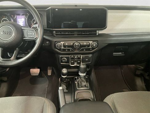 Used 2025 Jeep Gladiator Sport image 11