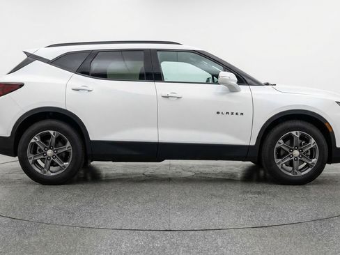 Used 2025 Chevrolet Blazer LT FWD image 11