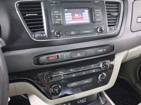 Used 2016 Kia Sedona LX w/ LX Convenience Package image 16