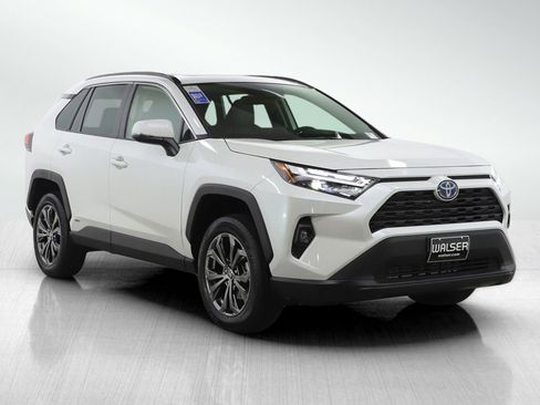 Used 2022 Toyota RAV4 XLE Premium image 7