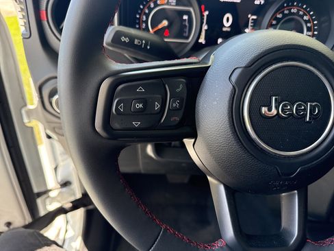 Used 2024 Jeep Wrangler Unlimited Rubicon w/ Technology Group AWD/4WD image 18