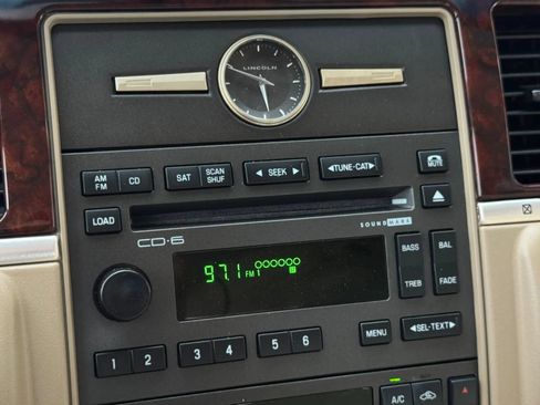 Used 2010 Lincoln Town Car Signature Limited RWD image 32