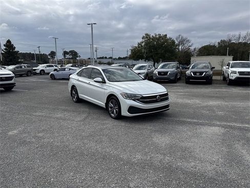 Used 2024 Volkswagen Jetta SE w/ Panoramic Sunroof Package image 3