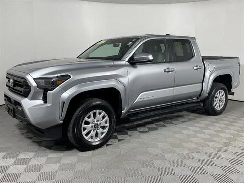 Used 2025 Toyota Tacoma SR5 AWD/4WD image 3