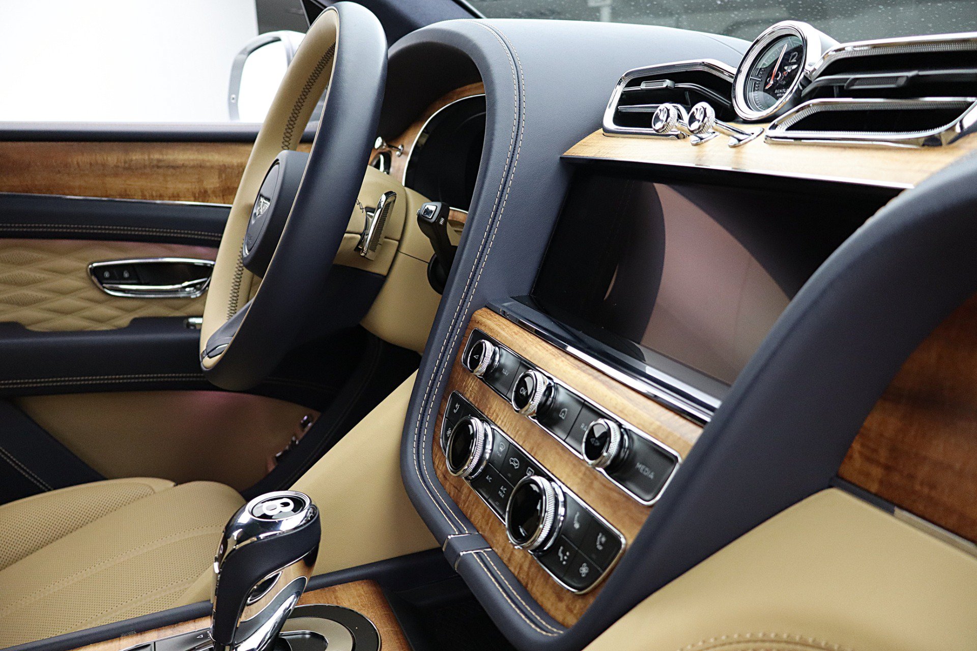 Used 2025 Bentley Bentayga AWD/4WD image 30