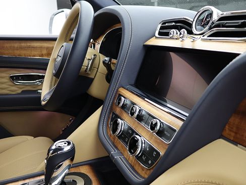 Used 2025 Bentley Bentayga AWD/4WD image 30