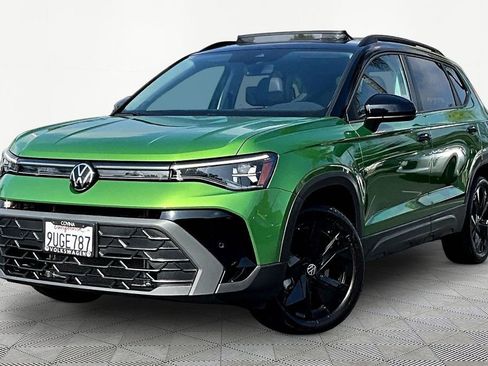 Used 2025 Volkswagen Taos SE image 3