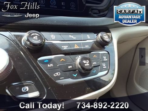 Used 2017 Chrysler Pacifica Touring-L FWD image 22