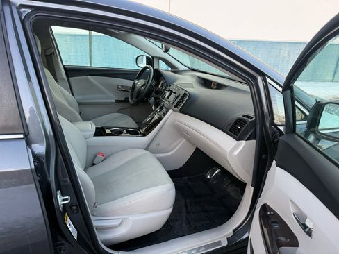 Used 2010 Toyota Venza 4dr Wgn I4 AWD (Natl) image 19