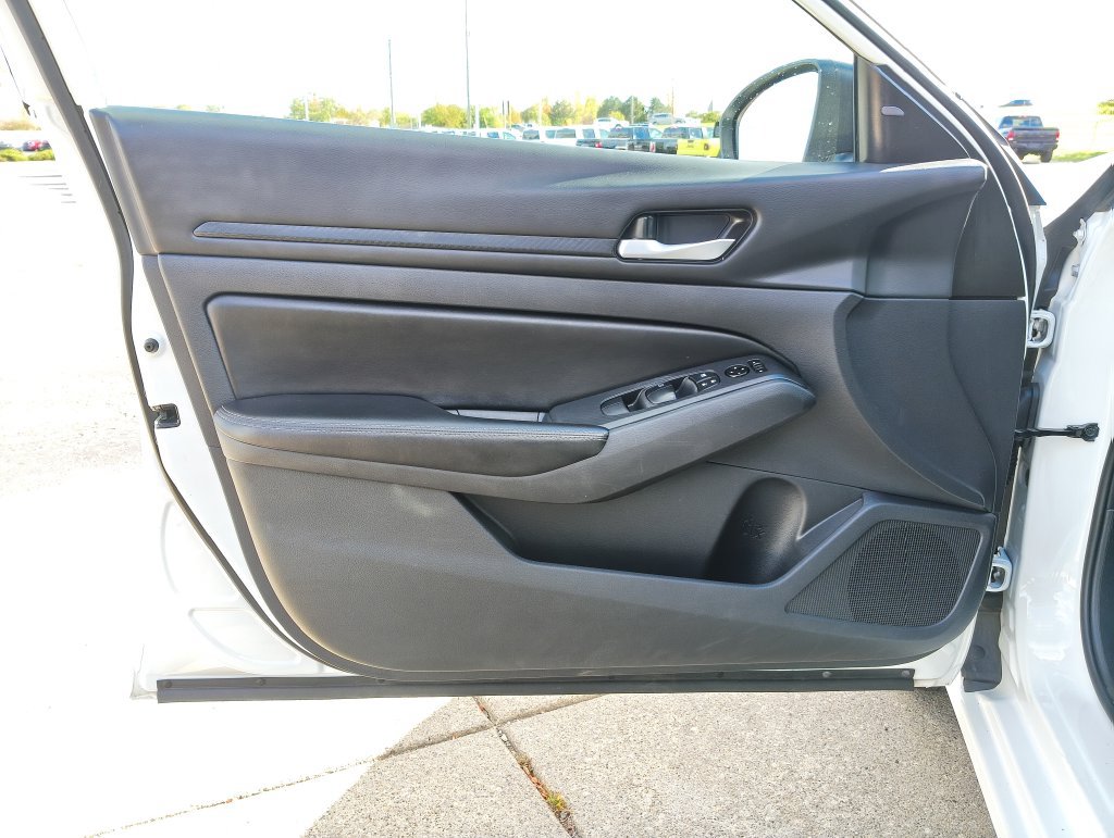 Used 2025 Nissan Altima 2.5 SV FWD image 9