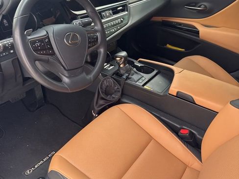 Used 2025 Lexus ES 300h w/ Premium Package FWD image 3