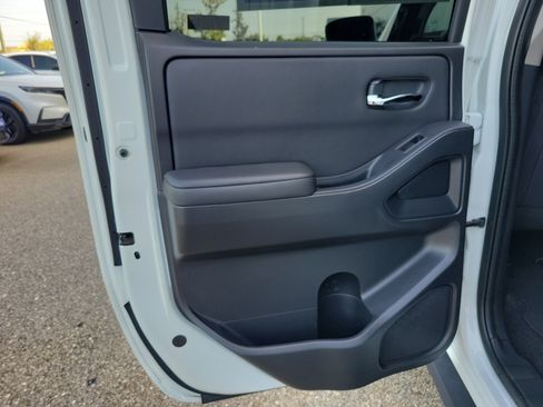 Used 2022 Nissan Frontier SV w/ Technology Package RWD image 14