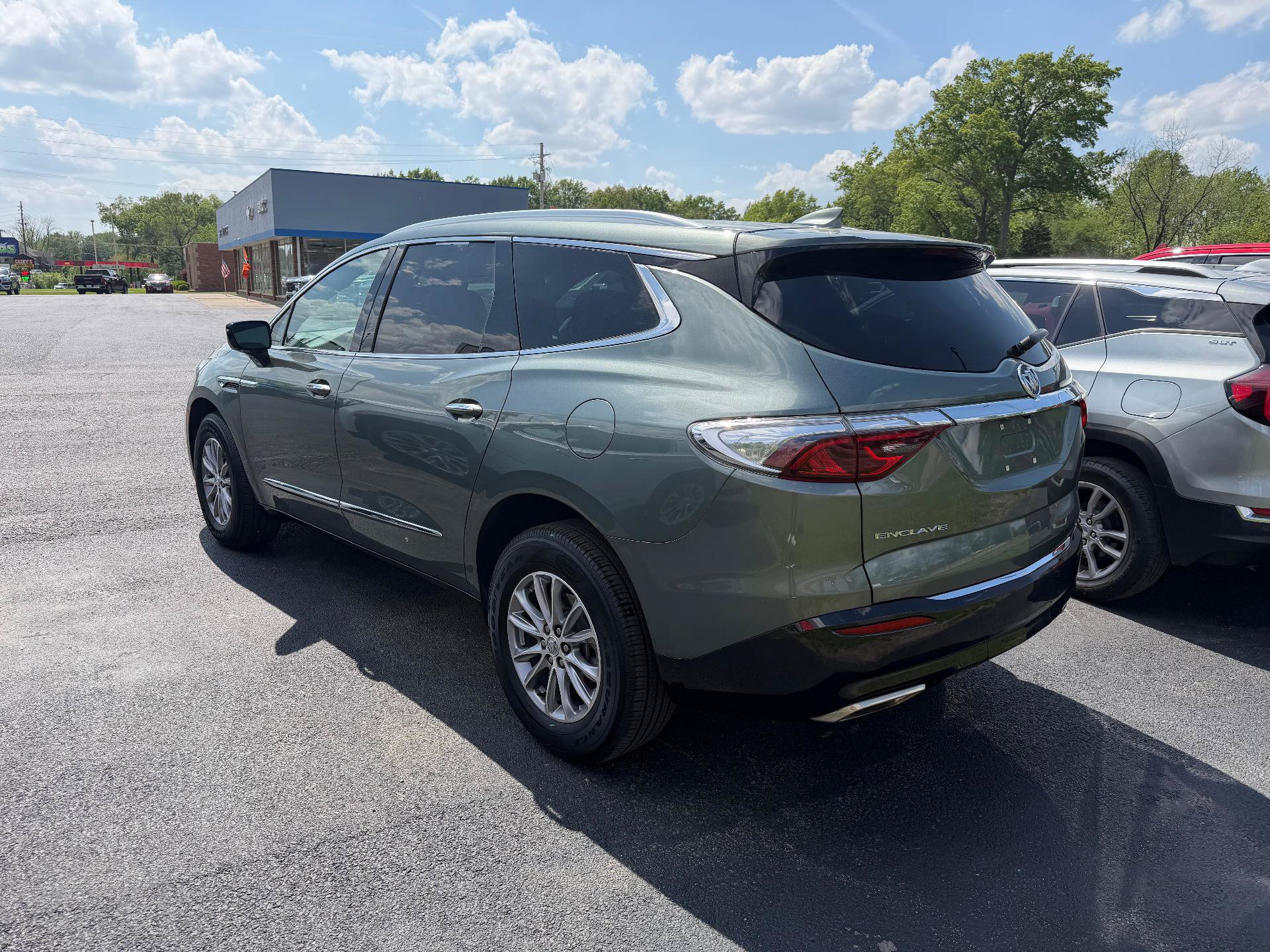 Used 2023 Buick Enclave Essence FWD image 3