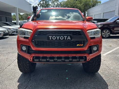 Used 2017 Toyota Tacoma TRD Off-Road w/ Premium & Technology Package AWD/4WD image 8