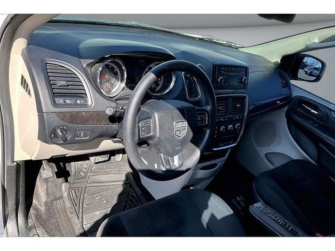 Used 2018 Dodge Grand Caravan w/ UConnect Hands-Free Group image 13