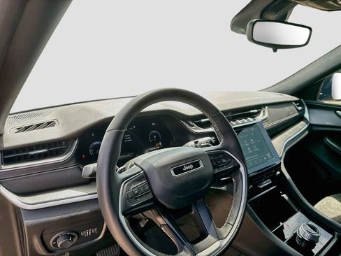 Used 2024 Jeep Grand Cherokee L Laredo RWD image 11