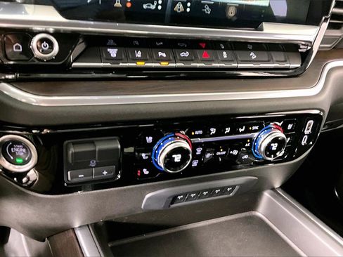 Used 2024 GMC Sierra 2500 SLT w/ SLT Premium Package image 16