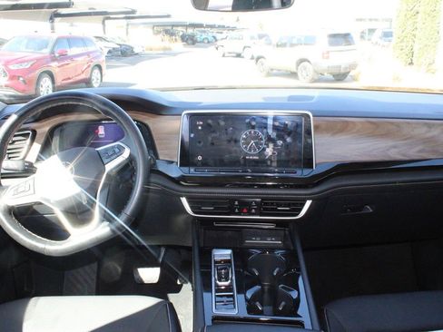 Used 2025 Volkswagen Atlas SE AWD/4WD image 23