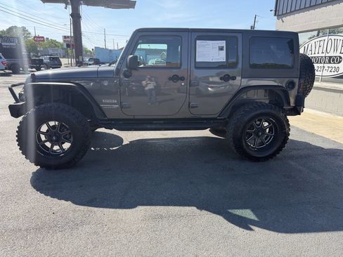 Used 2018 Jeep Wrangler Unlimited Sport S AWD/4WD image 2