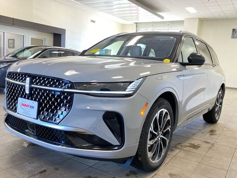 Used 2026 Lincoln Nautilus Reserve image 4