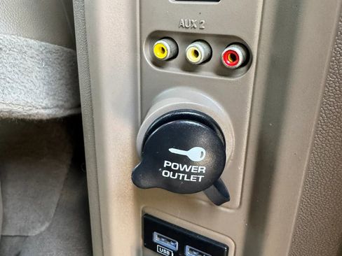 Used 2015 Chrysler Town & Country Touring-L w/ Driver Convenience Group image 35