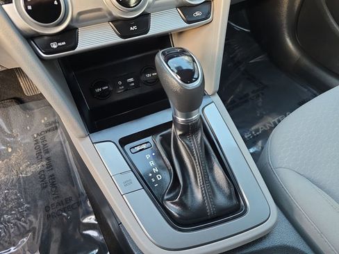 Used 2019 Hyundai Elantra SE image 16